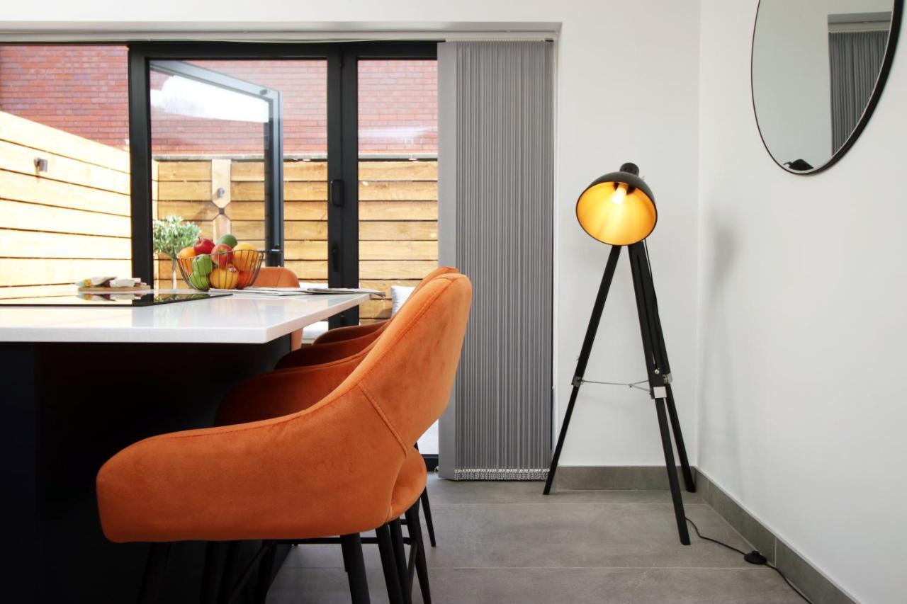 New Spacious 2 Bed Getaway - Private Courtyard! - Underfloor Heating Cardiff Ngoại thất bức ảnh